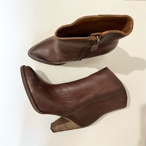 Zodiac  NWOT heeled Ankle Boots size 9.5 Brown